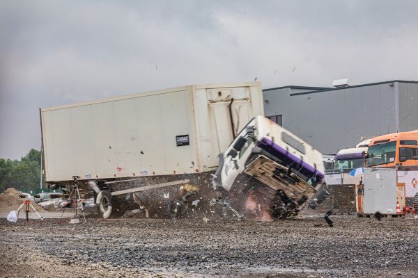 LKW trifft auf Sperrpoller